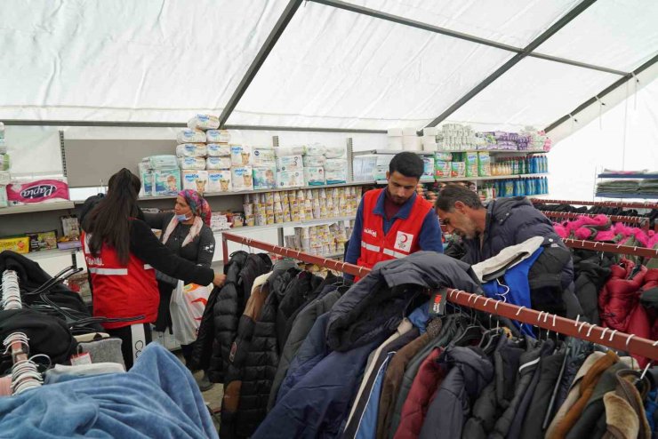 Türk Kızılay deprem bölgesinde 6 ilde 12 sosyal marketle hizmet veriyor