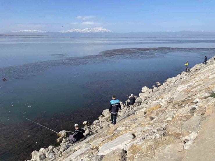 Beyşehir Gölü’nde endemik tür olan yağ balığı avlayanlara ceza