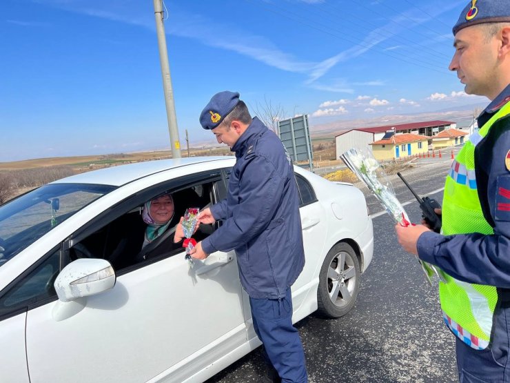 Jandarmadan kadınlara 8 Mart karanfili