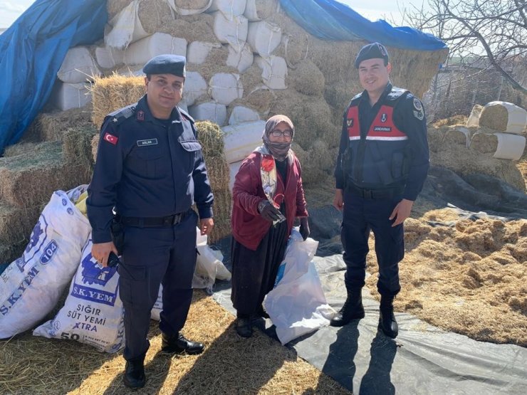 Jandarmadan kadınlara 8 Mart karanfili