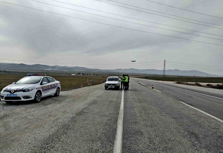 Aksaray’da trafik jandarması trafiği havadan denetliyor