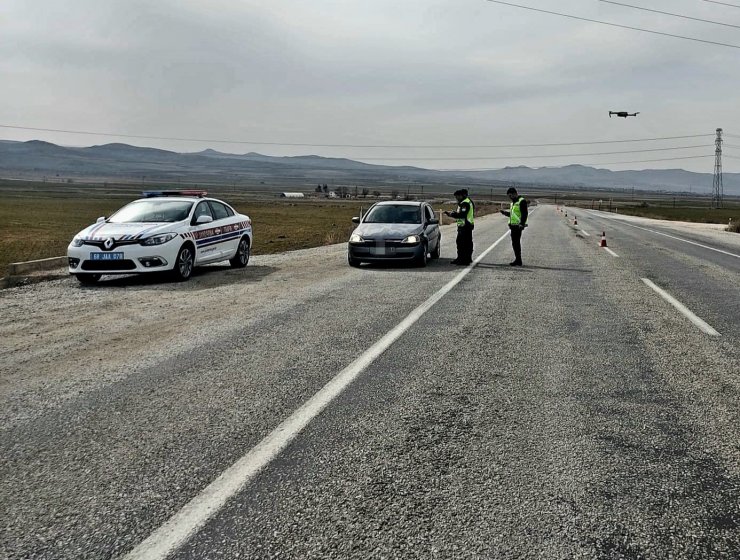 Aksaray’da trafik jandarması trafiği havadan denetliyor