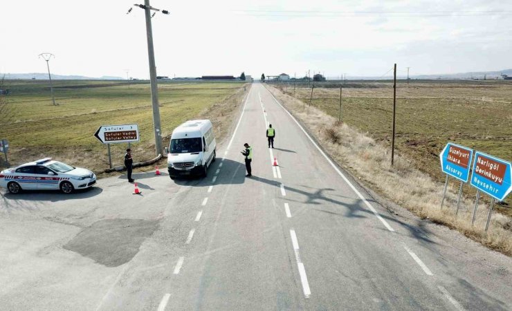 Aksaray’da trafik jandarması trafiği havadan denetliyor