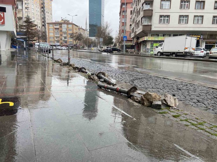 Kontrolden çıkan otomobilin iş yerine çarptığı kaza kameraya yansıdı