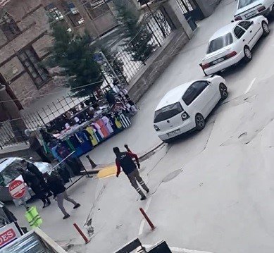 Sokak ortasındaki silahlı çatışma kamerada