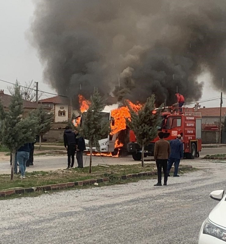 Aksaray’da 25 öğrencinin bulunduğu servis midibüsünde yangın