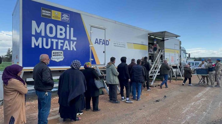 Konya’nın mobil yemek ve ekmek araçları Hatay’da depremzedelere hizmet veriyor