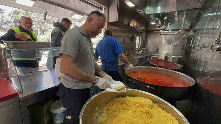 Konya’nın mobil yemek ve ekmek araçları Hatay’da depremzedelere hizmet veriyor