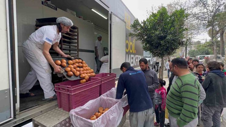 Konya’nın mobil yemek ve ekmek araçları Hatay’da depremzedelere hizmet veriyor