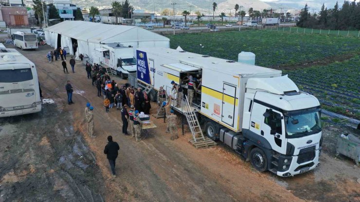 Konya’nın mobil yemek ve ekmek araçları Hatay’da depremzedelere hizmet veriyor