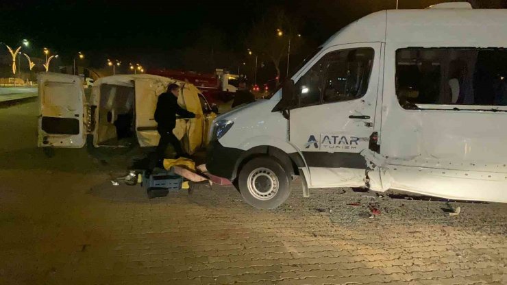 Ticari araç, midibüs ve otomobile çarptı: 3 yaralı