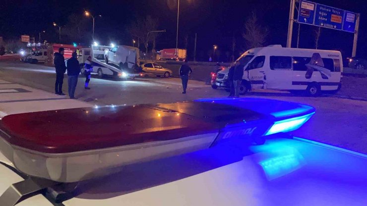 Ticari araç, midibüs ve otomobile çarptı: 3 yaralı