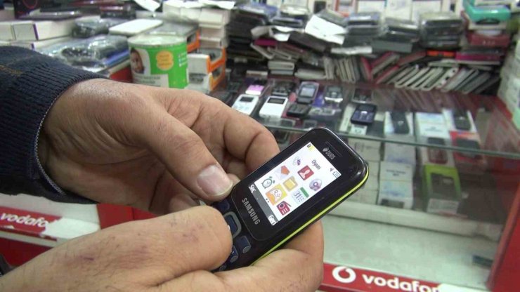 Sadece asker ve yaşlılar alıyordu: Tuşlu telefonlar depremlerin ardından yeniden değer kazandı