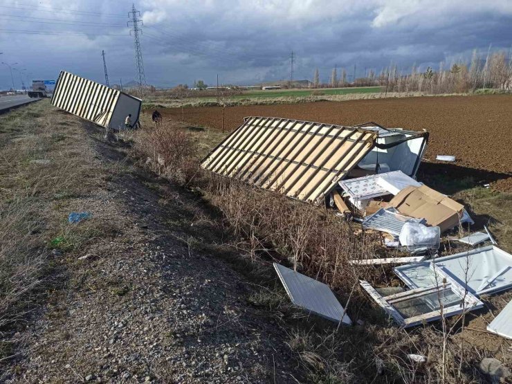 Tırla Hatay’a götürülen konteyneri şiddetli rüzgar devirdi