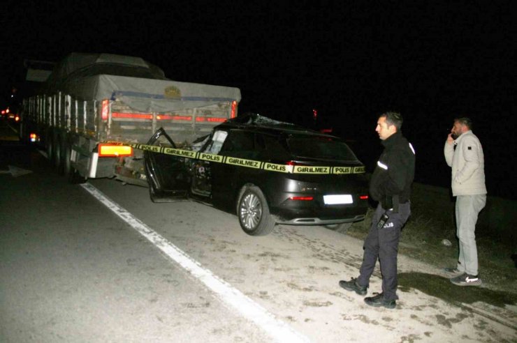 Konya’da otomobil tıra çarptı: 2 yaralı