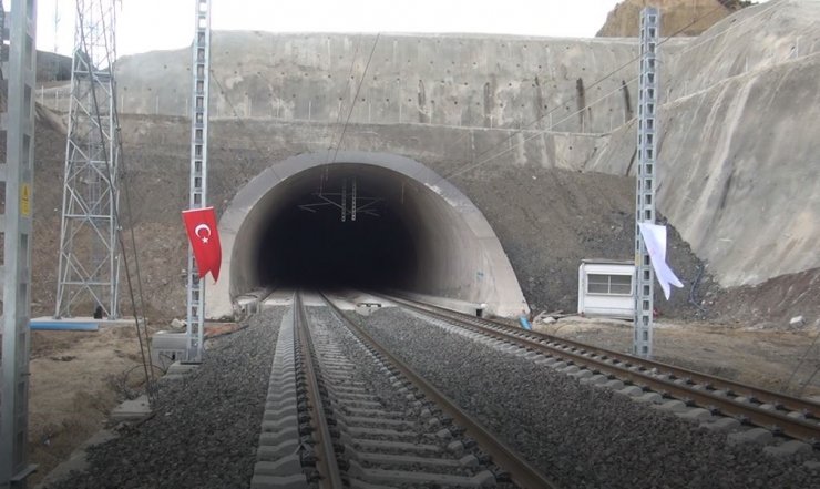 Bakan Karaismailoğlu, Ankara-Sivas Hızlı Tren Hattı’nda incelemelerde bulundu: "Açılışına günler kaldı"