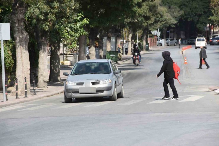 Konya’da trafik polisleri yaya geçidi kullanımına dikkat çekti