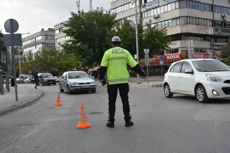 Konya’da trafik polisleri yaya geçidi kullanımına dikkat çekti