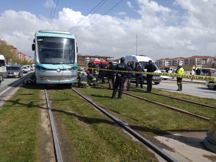 Konya’da çocuğuyla tramvayın altında kalan anne hayatını kaybetti