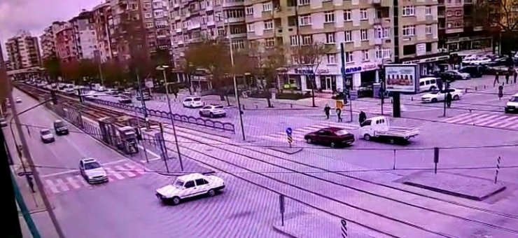 Dönüş yasağı bulunan kavşağa giren otomobilin kaza anı kamerada