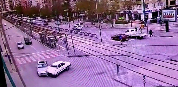 Dönüş yasağı bulunan kavşağa giren otomobilin kaza anı kamerada