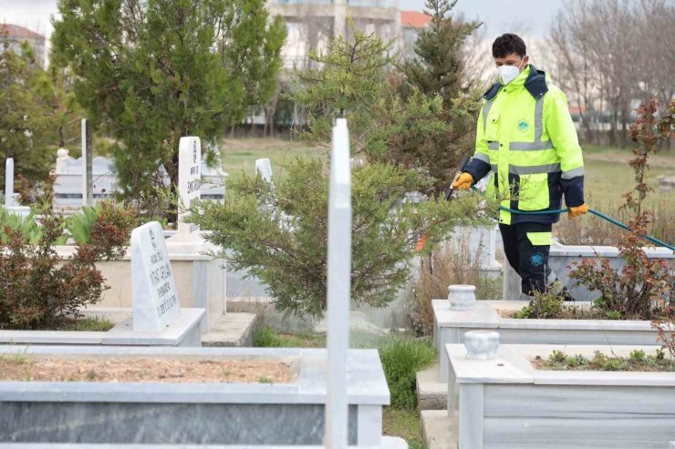 Aksaray Belediyesinden mezarlıklarda bayram temizliği