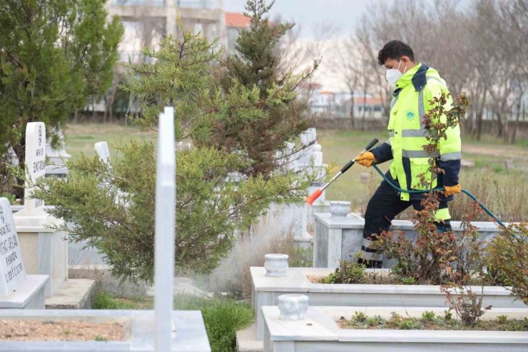 Aksaray Belediyesinden mezarlıklarda bayram temizliği