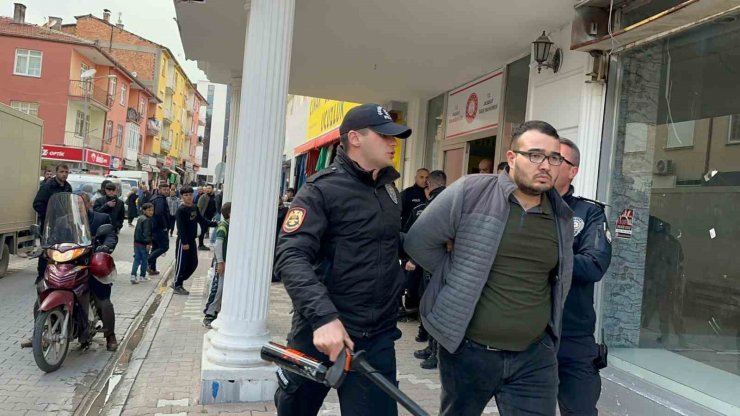 İhalede yumruklar konuştu: 2 yaralı, 3 gözaltı