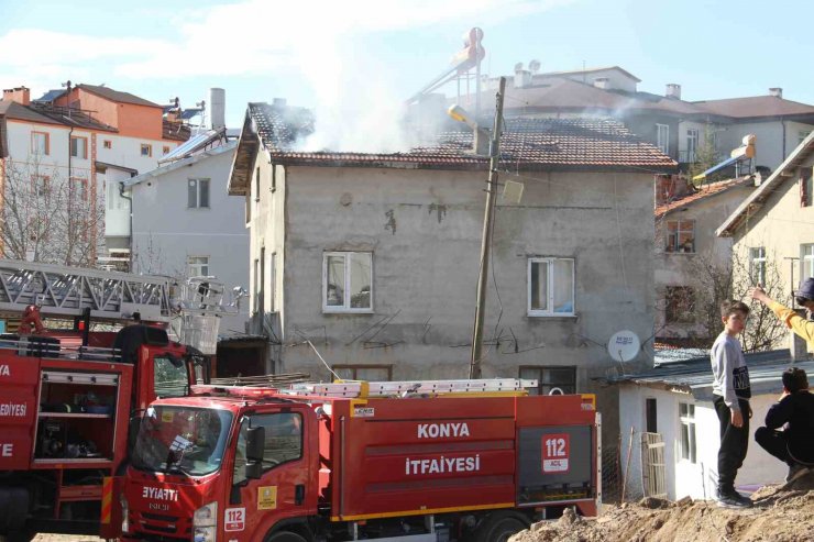 İlaç yazdırmaya gitti, evin çatısında yangın çıktı