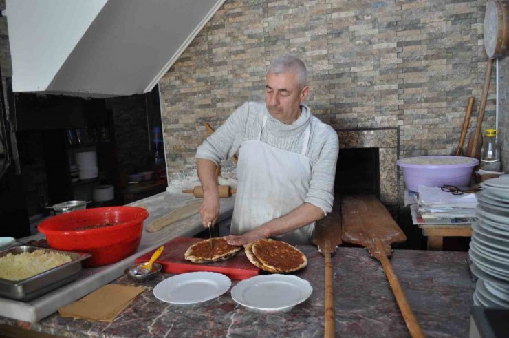 Ramazan ayında pide geleneğinden vazgeçilmedi