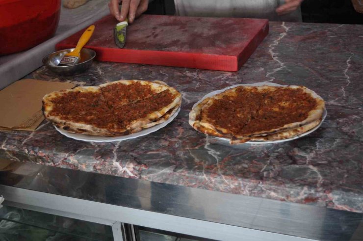 Ramazan ayında pide geleneğinden vazgeçilmedi