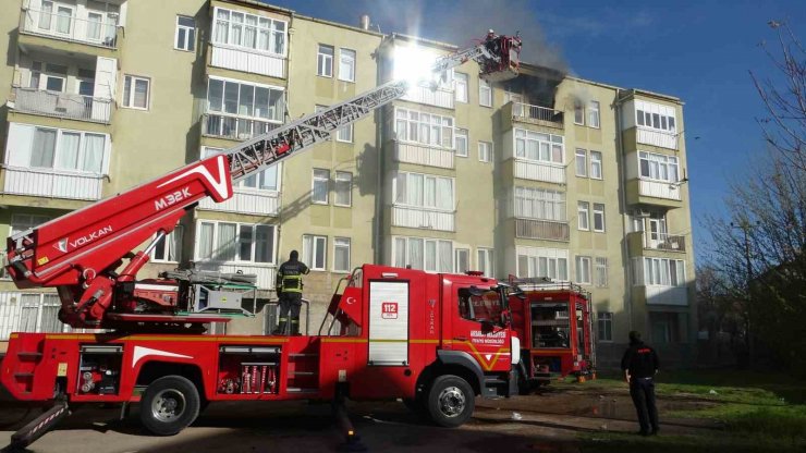 Aksaray’da 5 katlı apartmanda korkutan yangın