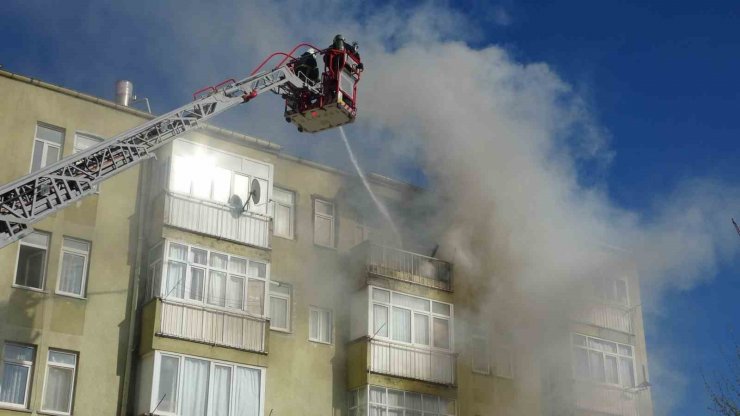 Aksaray’da 5 katlı apartmanda korkutan yangın