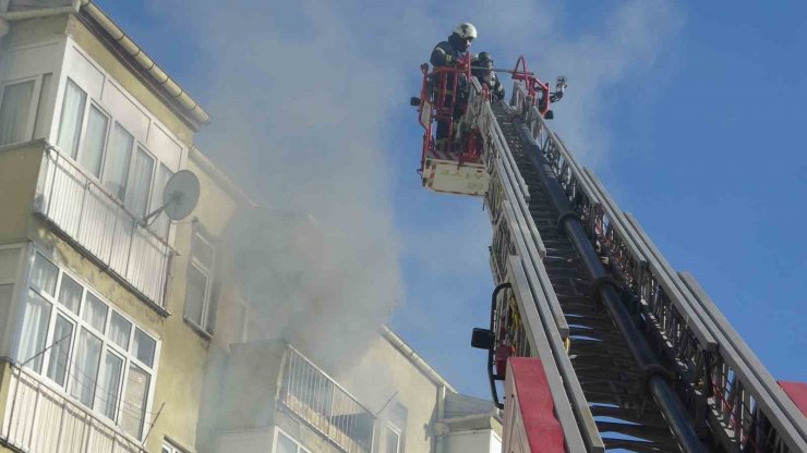 Aksaray’da 5 katlı apartmanda korkutan yangın