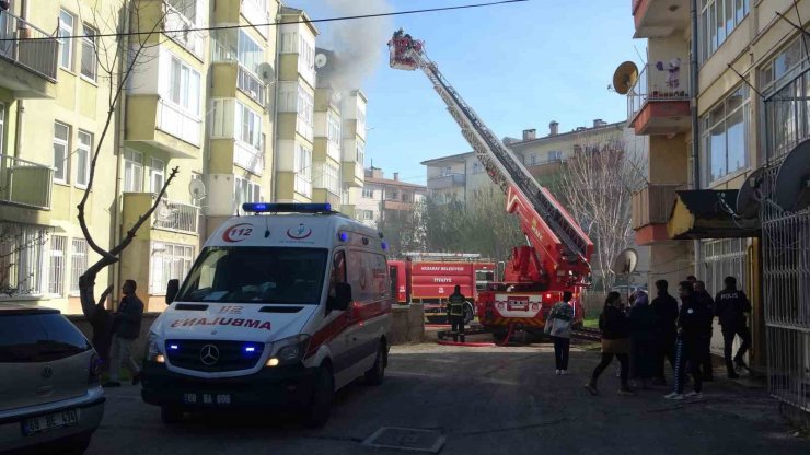 Aksaray’da 5 katlı apartmanda korkutan yangın