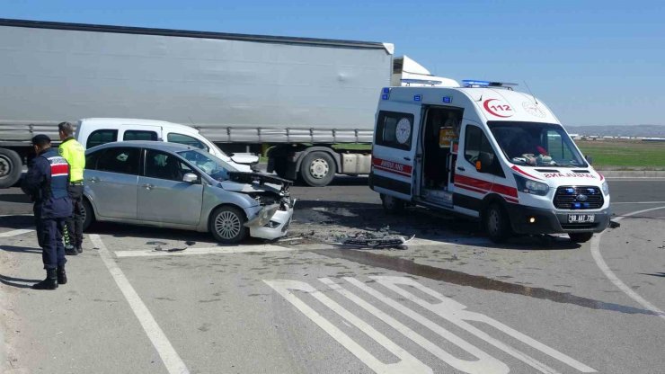 Hafif ticari araçla otomobil çarpıştı: 3 yaralı