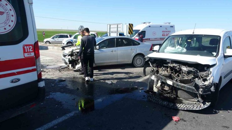 Hafif ticari araçla otomobil çarpıştı: 3 yaralı