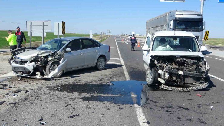 Hafif ticari araçla otomobil çarpıştı: 3 yaralı