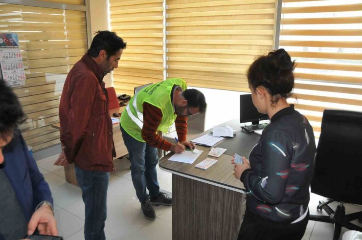 Akşehir Belediyesinden depremzedelere yardım çeki