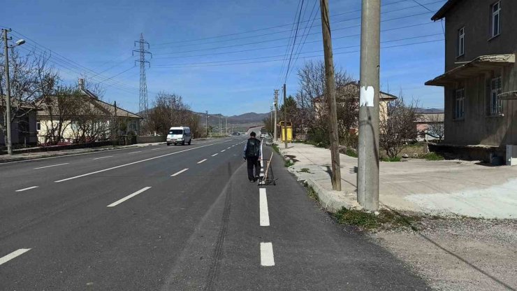 ’Ağaç sever dede’ diktiği bine yakın ağacın bakımını aksatmıyor