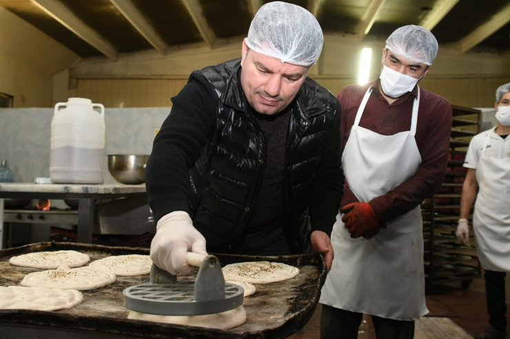 Aksaray’da 30 bin tahinli ve 130 bin Ramazan pidesi dağıtıldı