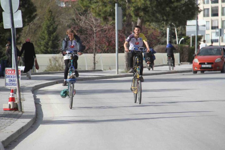 Uzun bisikletleriyle Avrupa ve Asya turuna çıkan İspanyol ve İtalyan ikili, Beyşehir’de mola verdi