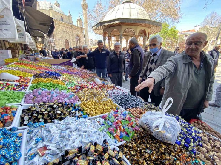 Konya’da bayram alışverişini son günlere bırakanlar yoğunluk oluşturdu