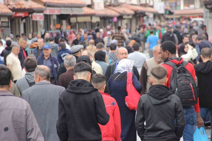 Konya’da bayram alışverişini son günlere bırakanlar yoğunluk oluşturdu