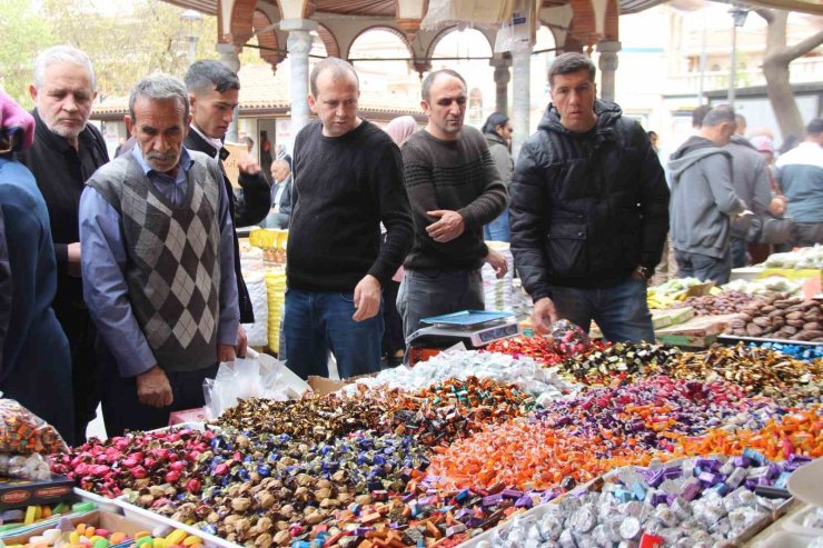 Konya’da bayram alışverişini son günlere bırakanlar yoğunluk oluşturdu