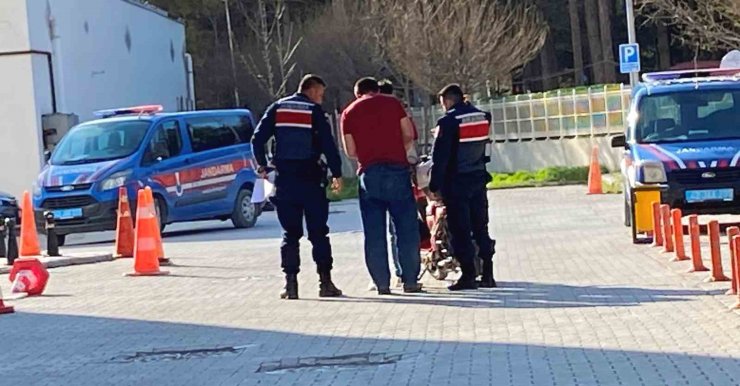 Ehliyetsiz sürücü rögar kapağı çalarken yakalandı