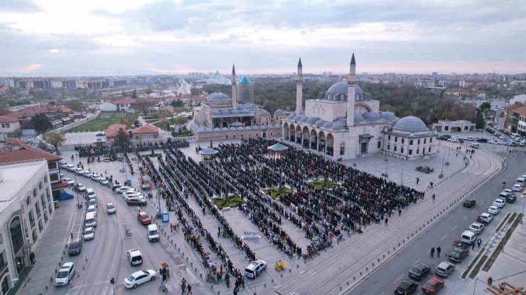 Binlerce kişi bayram namazında Mevlana Meydanı’nda buluştu