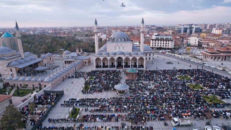 Binlerce kişi bayram namazında Mevlana Meydanı’nda buluştu