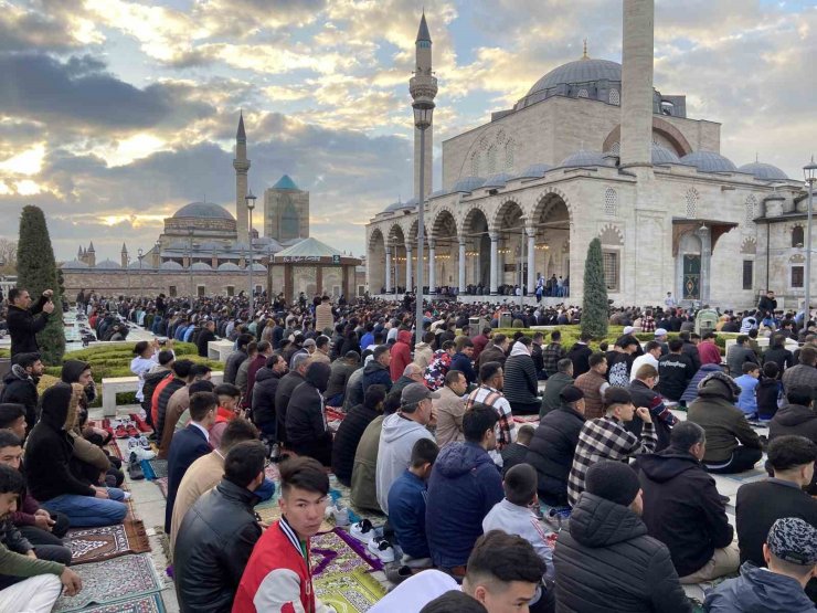 Binlerce kişi bayram namazında Mevlana Meydanı’nda buluştu