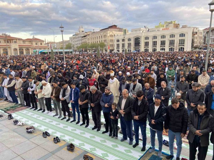 Binlerce kişi bayram namazında Mevlana Meydanı’nda buluştu